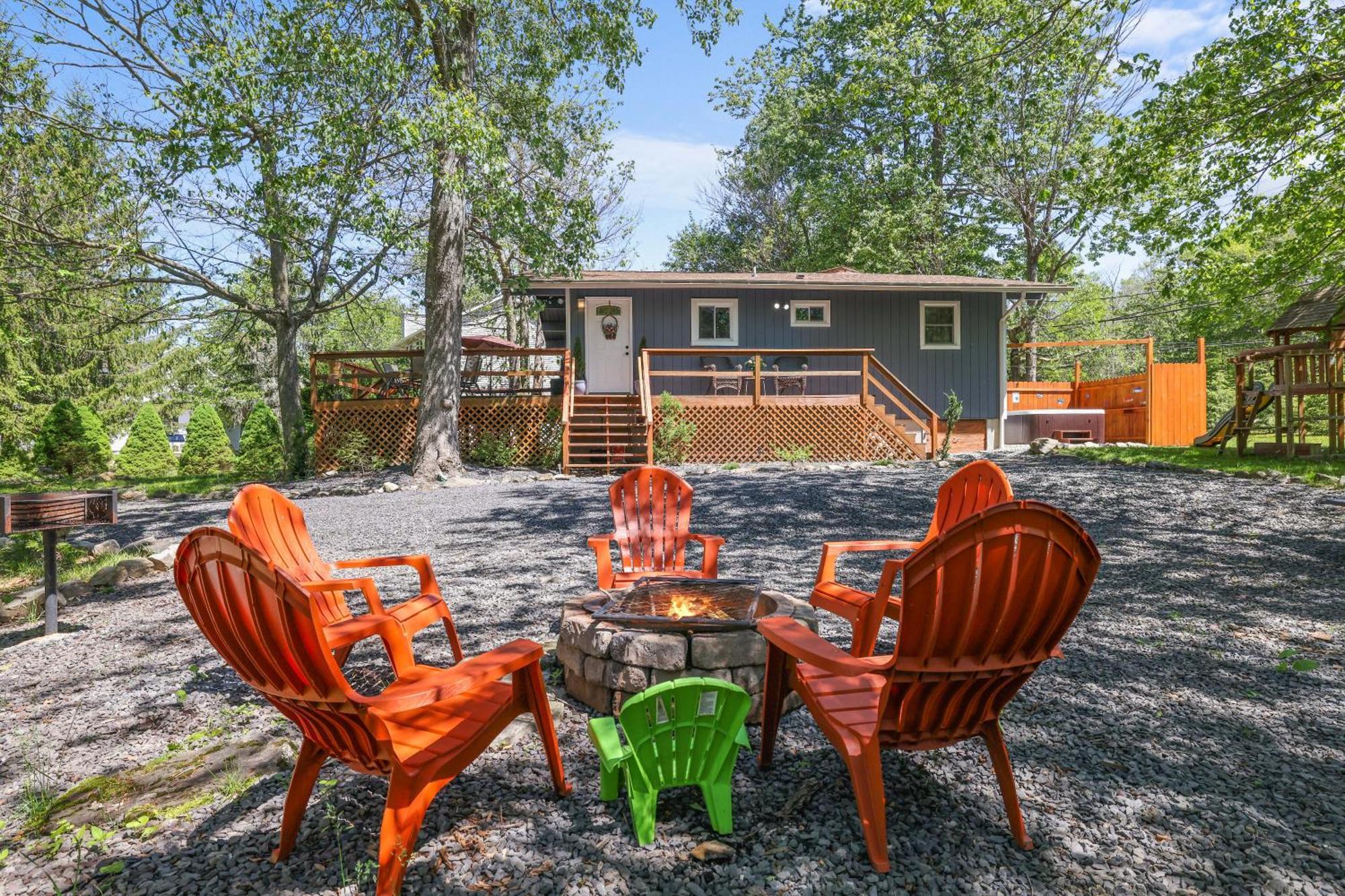 Chic And Stylish Home Hot Tub,4 Bedrooms, Game Movie Room, Firepit, Arcades, Playground On Site 2 Min Walk From Pool And Lake Tobyhanna Esterno foto