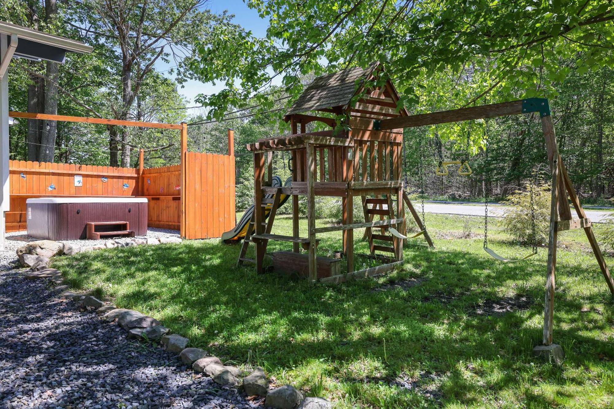 Chic And Stylish Home Hot Tub,4 Bedrooms, Game Movie Room, Firepit, Arcades, Playground On Site 2 Min Walk From Pool And Lake Tobyhanna Esterno foto