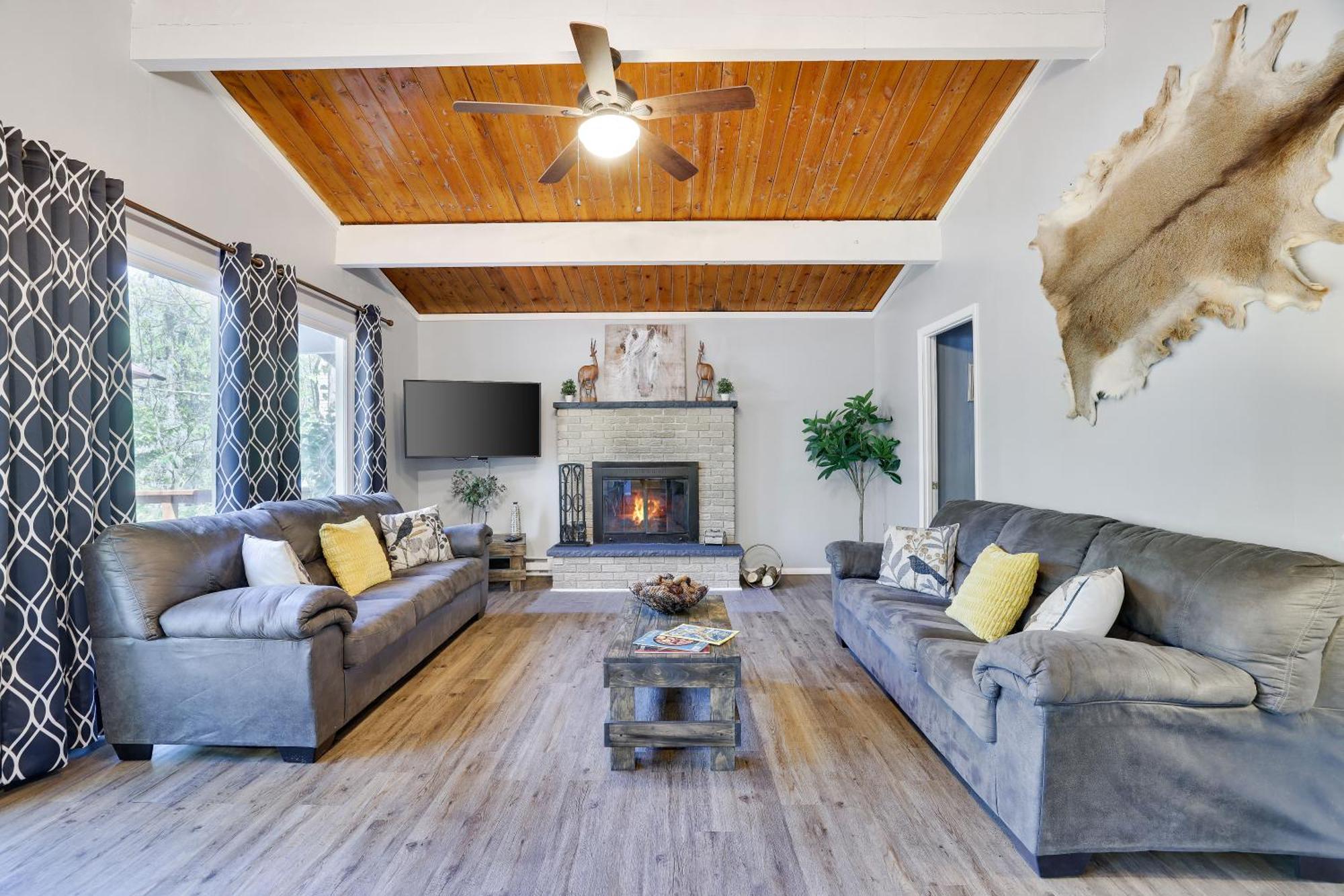 Chic And Stylish Home Hot Tub,4 Bedrooms, Game Movie Room, Firepit, Arcades, Playground On Site 2 Min Walk From Pool And Lake Tobyhanna Esterno foto